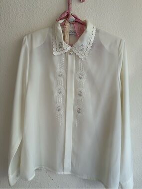 Vintage 80s Kathy Che Floral Embroidered Blouse with Scalloped Lace Collar M